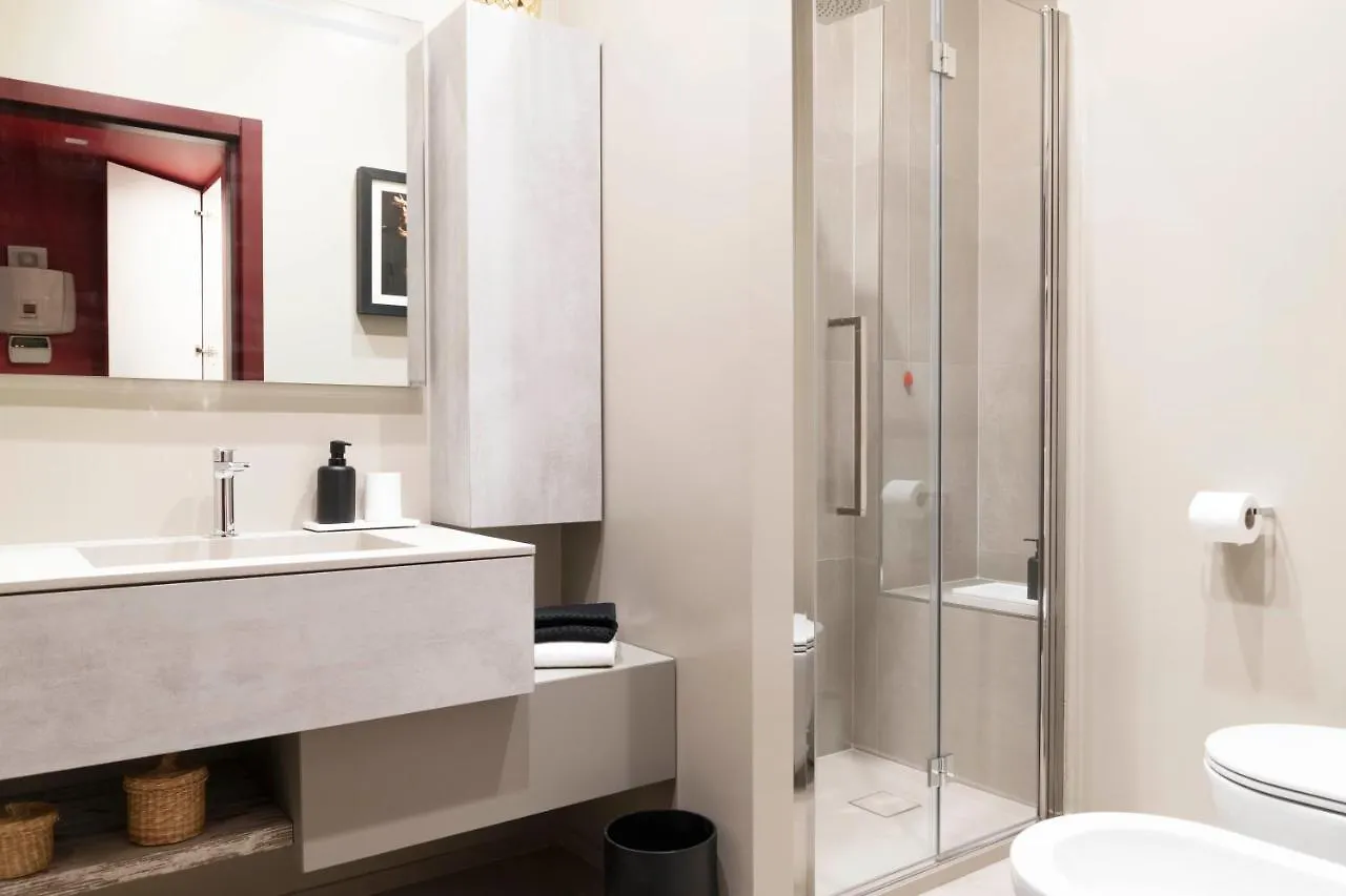 Elegance Home In Downtown Milan Italy