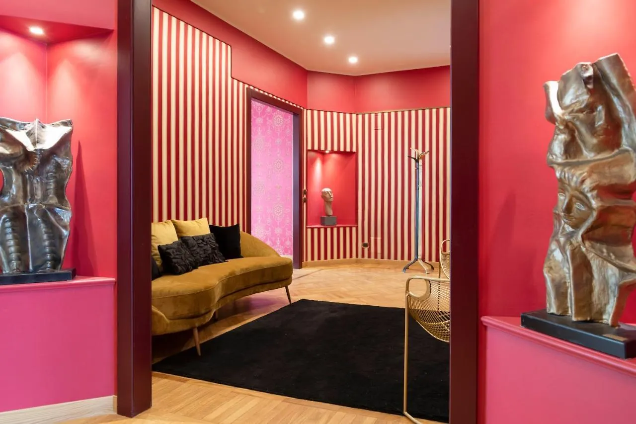 Elegance Home In Downtown Milan Italy
